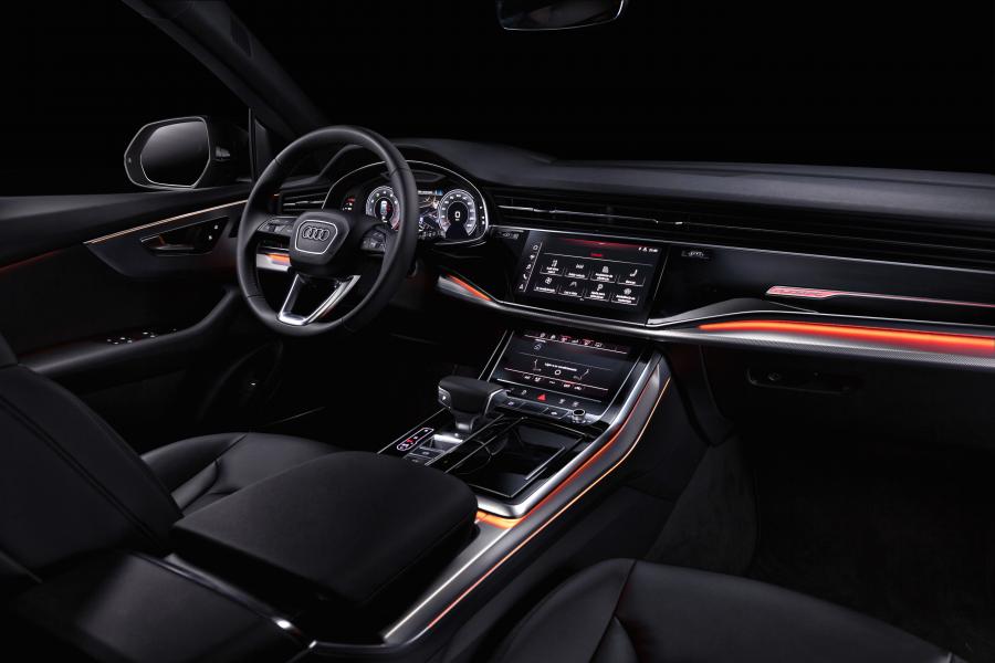 Торпедо Audi Q8 55 TFSI Quattro S-Line 2019 года  (LA) (фото 16 из 21)